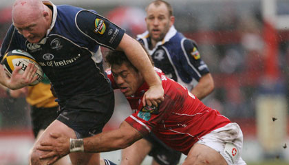 Mahonri Schwalger gets to grips with Bernard Jackman of Leinster