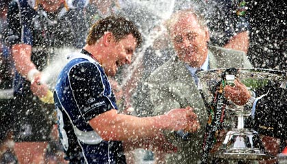 Brian O'Driscoll receiving the Magners League Trophy