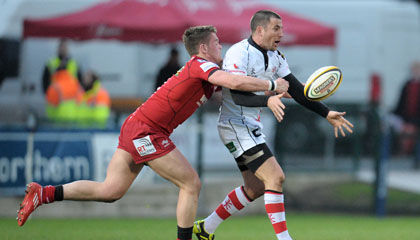 Scarlets' Tavis Knoyle puts pressure on Ulster out-half Ian Humphreys