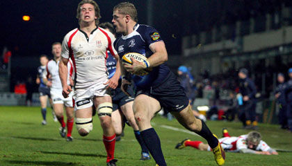 Jamie Heaslip runs in Leinster's second try