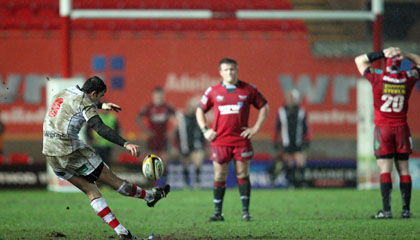 Ruan Pienaar fires his late penalty towards the posts
