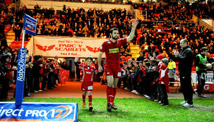 Jones takes centre stage at his last game in Scarlets shirt