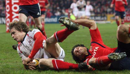 Andrew Trimble beats Doug Howlett to score Ulster's fifth and final try