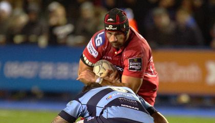 Earle extends contract to remain in West Wales