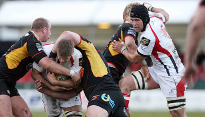 Lewis Evans and Adam Black tackles Ulster number 8 Chris Henry