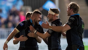 Hughes double helps Glasgow Warriors go top of table